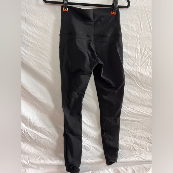 Lululemon High rise leggings with mesh - Picture 2 of 4